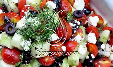 طريقة عمل سلطة الطماطم وجبن فيتا