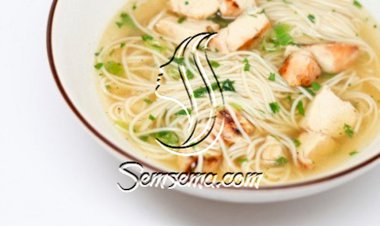شوربة نودلز بالدجاج سهلة وصحية