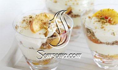 حلى الكاسات بالخوخ بالفستق الحلبي