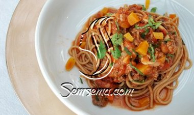 سباغيتي باللحم المفروم والصلصة