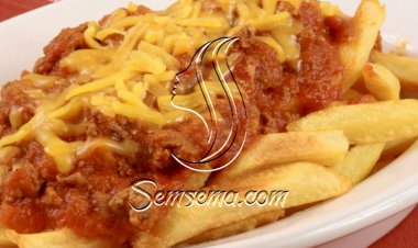 بطاطس مقلية مع صلصة اللحم المفروم