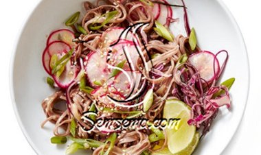 سلطة النودلز الصينية مع الخضار سهلة وشهية