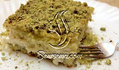 البسبوسة بالقشطة مع طبقة من الفستق الحلبي الشهية