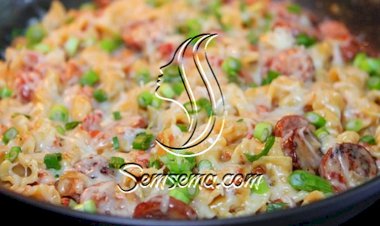 طريقة عمل مكرونة بالسجق والجبنة