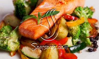 طريقة عمل سلمون مشوي مع الخضار