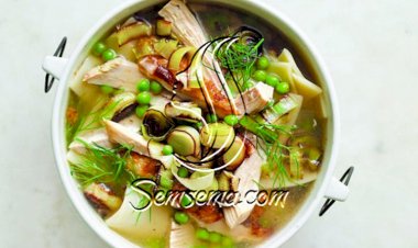 طريقة عمل شوربة نودلز بالدجاج والخضروات