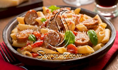 طريقة عمل طاجن المكرونة بالسجق