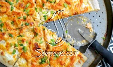 طريقة عمل بيتزا الدجاج الحارة بصلصة البافلو