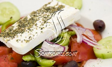 طريقة عمل السلطة اليونانية بالجبن والزيتون