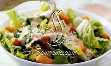 طريقة عمل صوص سلطة سيزر بالدجاج
