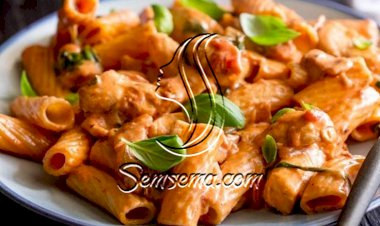 طريقة عمل المكرونة بالصوص الاحمر و الدجاج