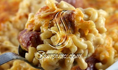 طريقة عمل المكرونة بالسجق والجبنة