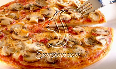 طريقة عمل البيتزا بالفطر والجبنة