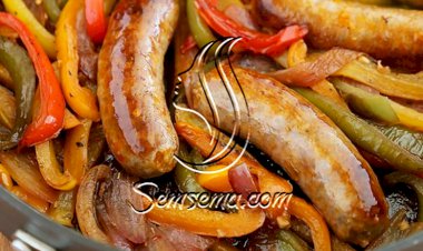 طريقة عمل صينية النقانق والخضار المشوية بالفرن