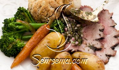 لحم مع العجين و الخضار