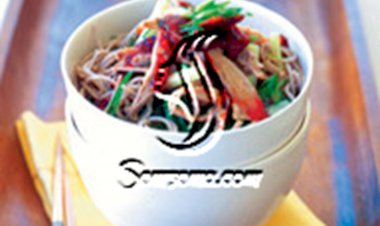 سلطة البط مع نودلز وبرقوق