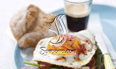 ساندويش السجق والبيض والسبانخ