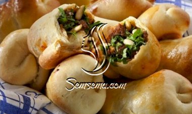 فطاير اللحم بصلصة الطماطم