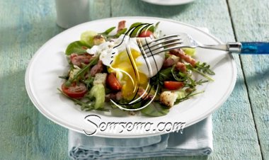 سلطة الخضر الورقية واللحم والأبيض