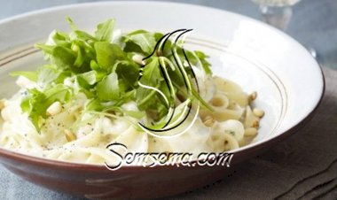 مكرونة التاغلياتيل مع الجبن والصنوبر