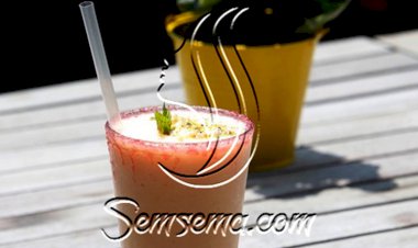 عصير الشمّام والحليب مع القشطة والعسل