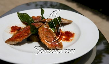 سمك السلطان ابراهيم مع الباذنجان وصلصة البازيلاء