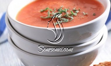 شوربة الطماطم والفلفل الرومي والبصل المشوية