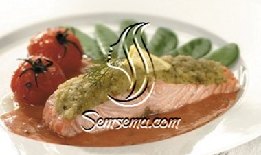 السالمون مع الطماطم وصلصة الحبق