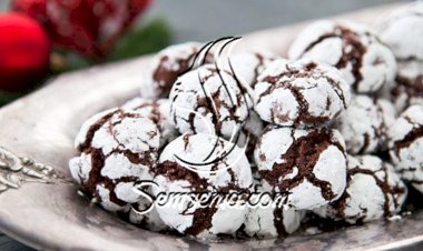 كيك الشوكولاتة المزين بالسكر