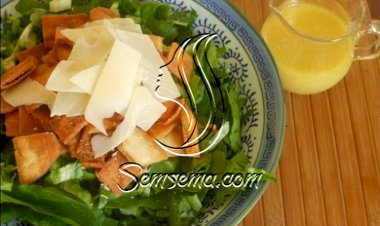 سلطة السبانخ الخضراء