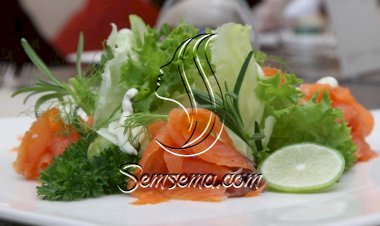 السالمون المدخّن مع خس الآيسبرغ... سهل وسريع