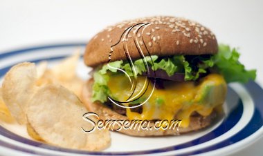 برجر العجل مع الأفوكادو الشهي لحميتك