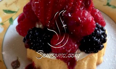 كيكة بالفراولة والتوت البري