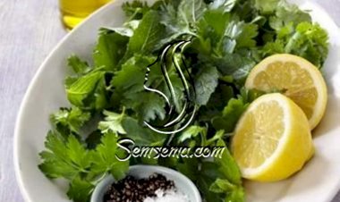 سلطة الأعشاب الخضراء الطازجة