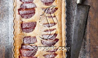 شرائح البرقوق والكاسترد اللذيذة