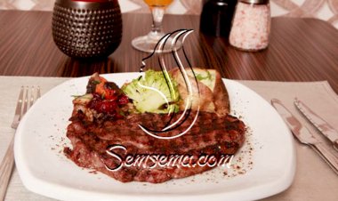 الستيك مع البطاطس المشوية