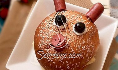 ساندويش شرائح الجبن مع النقانق على شكل دبدوب