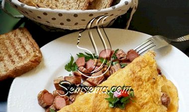 أومليت البيض مع النقانق والجبن