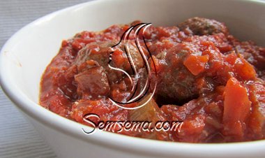 كرات اللحم والباذنجان المدخن مع صلصة الطماطم الشهية