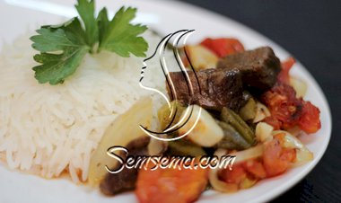 صينية البامية واللحم بالفرن.. طعم غني ولذيذ