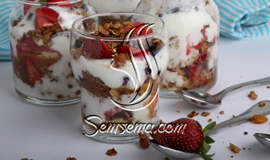 بارفيه الزبادي مع الفاكهة اللذيذة