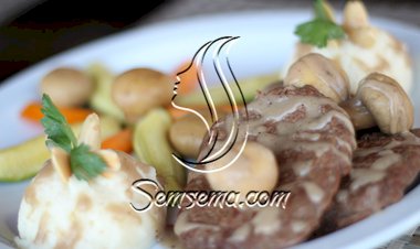 ستيك بالفطر مع بطاطا مهروسة وخضار سوتيه.. لوجبة متكاملة