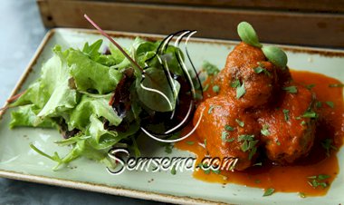 كرات اللحم على الطريقة اليونانية سوتزوكاكيا بصلصة نابولي