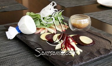 سلطة عشبة الحميضة مع المانغو الخضراء