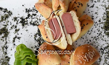 معجنات النقانق بالكاتشب