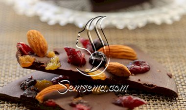 الشوكولاتة بالفاكهة المجففة والمكسرات الشهية