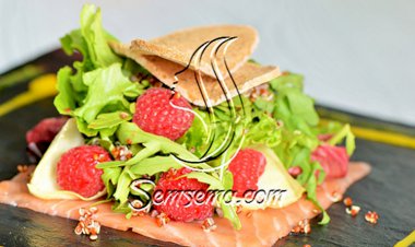 سلطة الكينوا مع السلمون المدخن