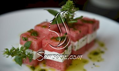 أعواد البطيخ والجبن