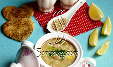شوربة القمح مع قطع الدجاج