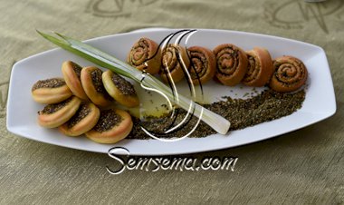 معجنات الزعتر بزيت الزيتون.. هش ولذيذ